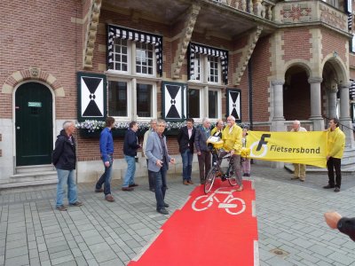 Wethouder Johan Varkevisser is klaar voor de aftrap