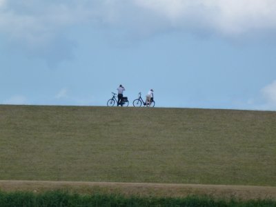 Boonweg richting Zeedijk, fietsers op de dijk