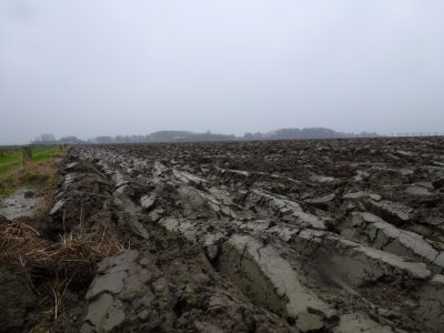 De klei is omgeploegd.
