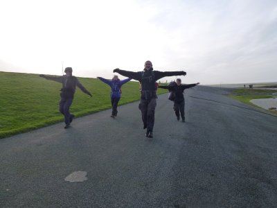 Langs het wad met uitgelaten wandelaars