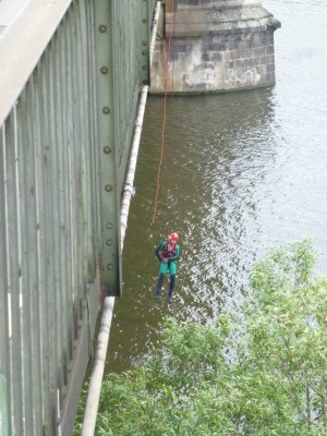 Afdalen vanaf brug over Moezel