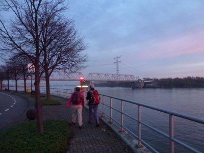 Beneden Merwede met op de achtergrond spoorbrug van de lijn Dordrecht Geldermalsen