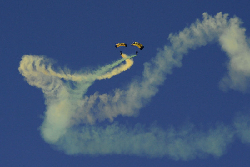 US Navy Leap Frogs Parachute Team