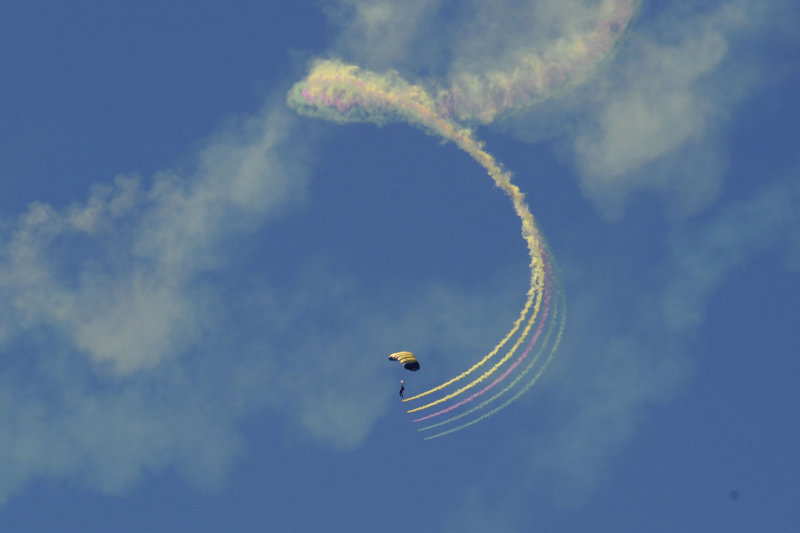 US Navy Leap Frogs Parachute Team