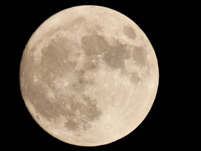 cropped supermoon with telescope 11-13-16.PNG