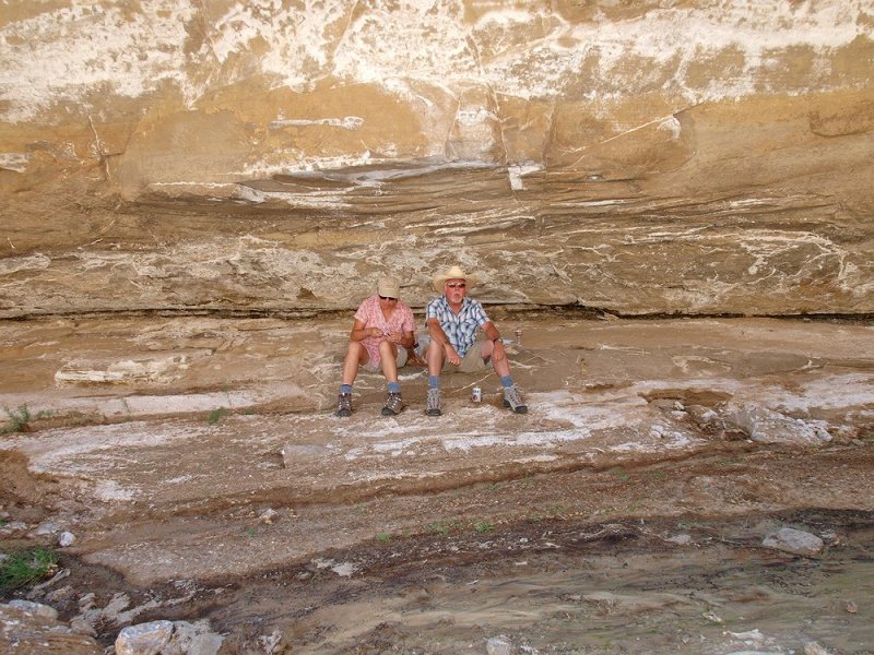 LB148049 Linda + CJ hard at work Escalante jeep trail.jpg