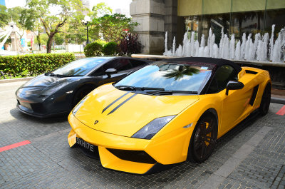 Cars in front of the Fullerton Hotel