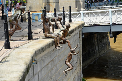  Bronze statue depiction how childrenm used to  jumped into the river to collect coins