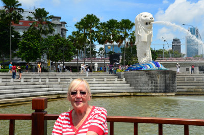 Playing tourist in front of the Merlion