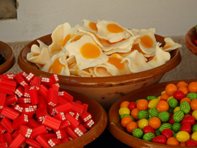 Lollies that look like fried eggs and vegetables