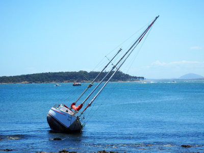 Stranded yacht 6 February, 2016