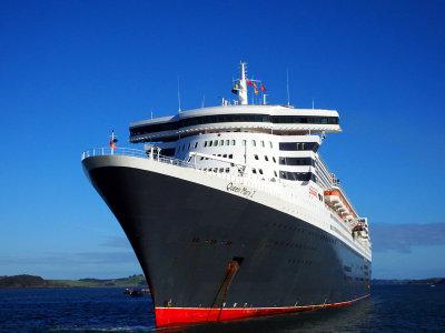 Circling the Queen Mary 2 