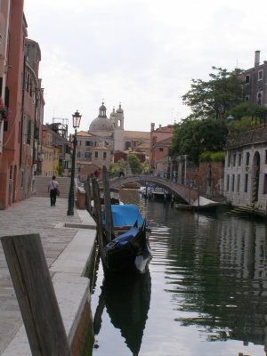 Our walk towards the Grand Canal begins.