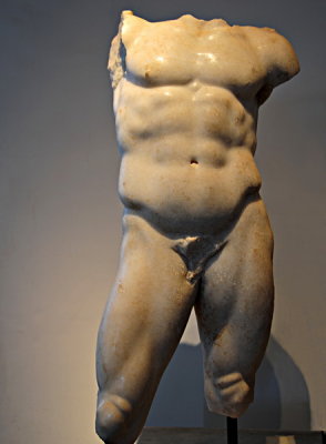 98 ROME, Palatine Museum statue