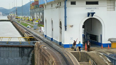 127 Panama Canal, Miraflores Lock