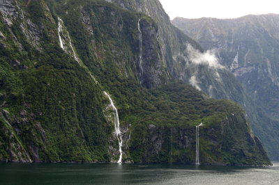 193 Milford Sound, waterfalls