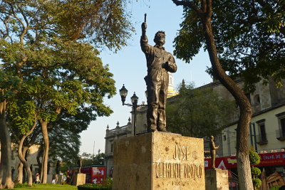 40 Guadalajara Rotonda, painter Orozco statue