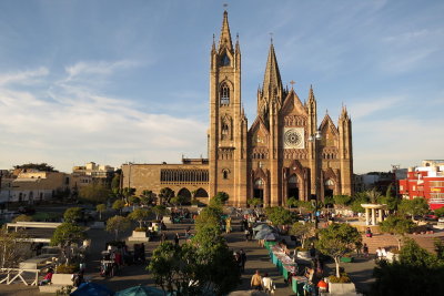 147 Guadalajara, Templo Expiatorio and market