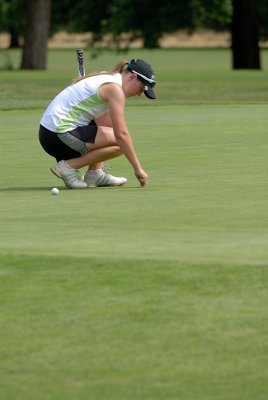 Jordan Keyser 83 putting on 10th