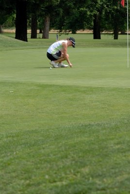 Jordan Keyser 83 putting on 10th