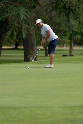 Suzanne Ledet 84 putting on 10th
