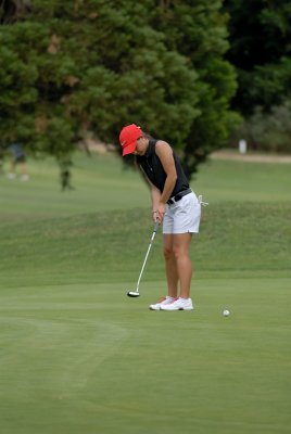 Tayler Camany 77 putting at 17