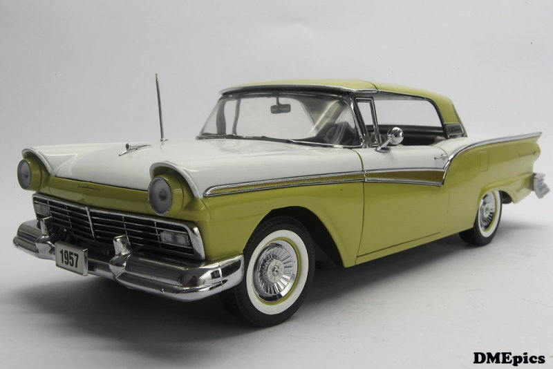 FORD Fairlane Skyliner 1957 (1).jpg