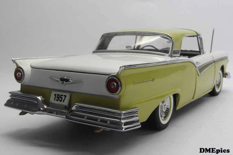 FORD Fairlane Skyliner 1957 (2).jpg