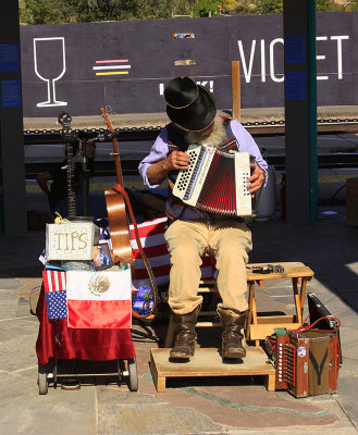STREET ENTERTAINER II