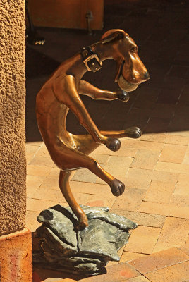 FUNNY DOG SCULPTURE