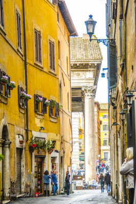A glimpse of the Pantheon pillars