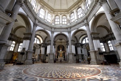  inside Basilica di Santa Maria della Salute 