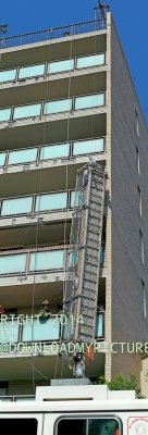 SCAFFOLDING DROPS OFF FRONT OF BUILDING