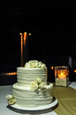 Ruffle wedding cake. Photo by Cecilia Dumas Photography