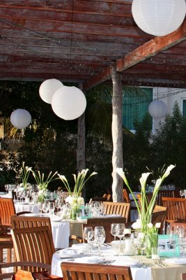 Tall calla lilies and white florals. Photo by Agata Glodzik