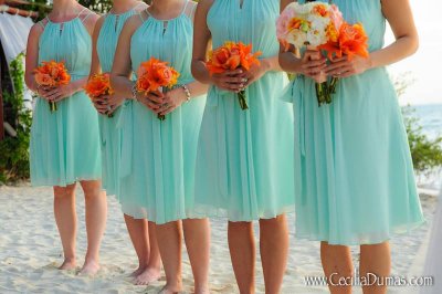 Coral bouquet with mint dresses. By Cecilia Dumas