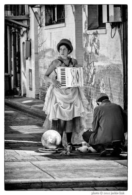 04 Accordianist & Juggler