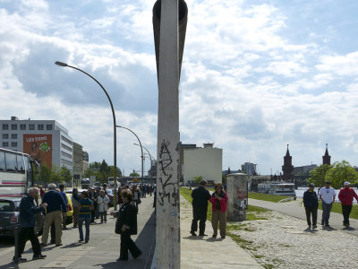  gauche, Berlin est / On the left, East Berlin