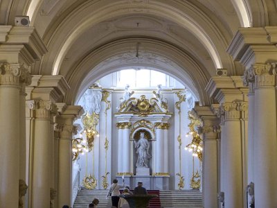 Une des entres de l'Ermitage / One of the entrances to the Hermitage