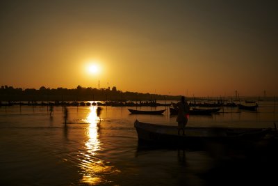 INDIA 002 SUNSET BOATS WORSHIPPERS 0113.jpg
