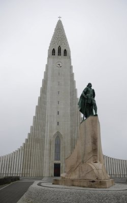 20130613-05-Reykjavik-Hallgrímskirkja & Leif Eiricson.JPG