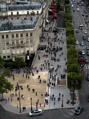 Champs Elysees walkers _10_0057.jpg
