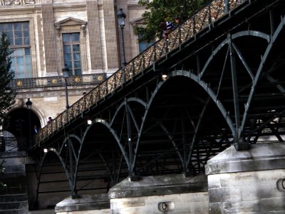 Lock festooned Pont des Arts _08_0104.jpg