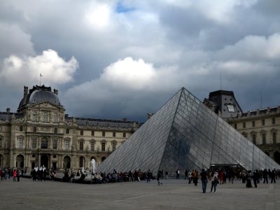 Louvre exterior _11_0229.jpg