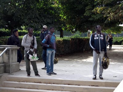 Paris street sellers, Tuileries _11_0232.jpg