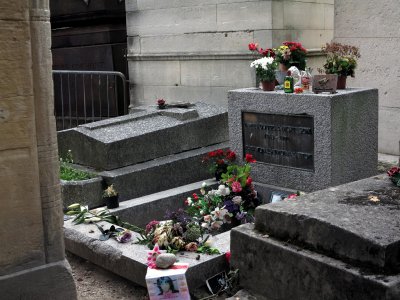 Pere Lachaise Cemetary, Jim Morrison Tomb _07_0085.jpg