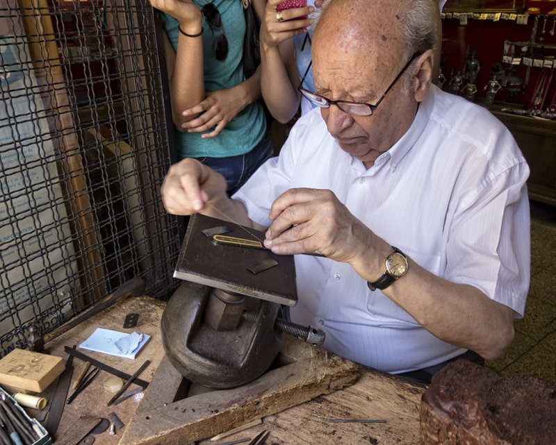 Julin Simn. Posiblemente el ltimo artista que hace damasquinados artesanales en Toledo