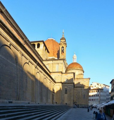 The sellers are arranging their stalls around San Lorenzo Church....