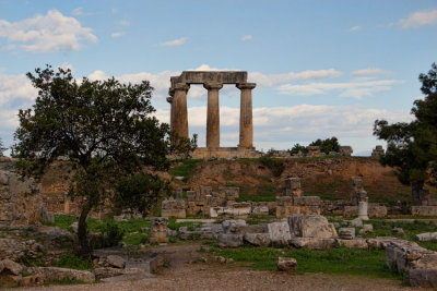 Corinth-Temple-of-Apollo-above-Agoura.jpg