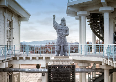 Statue of General Ulchi Mundok  in front of the Pagoda